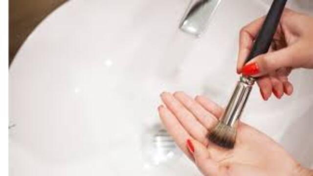 Tips Membersihkan Alat Makeup